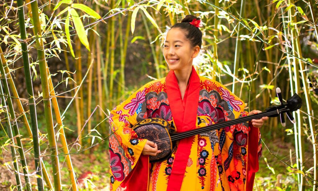 בחורה לבושה בקימונו ריוקיואן מסורתי