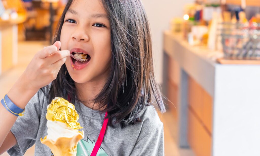 גלידה עם ציפוי זהב מעדן מקומי של קנזאווה יפן