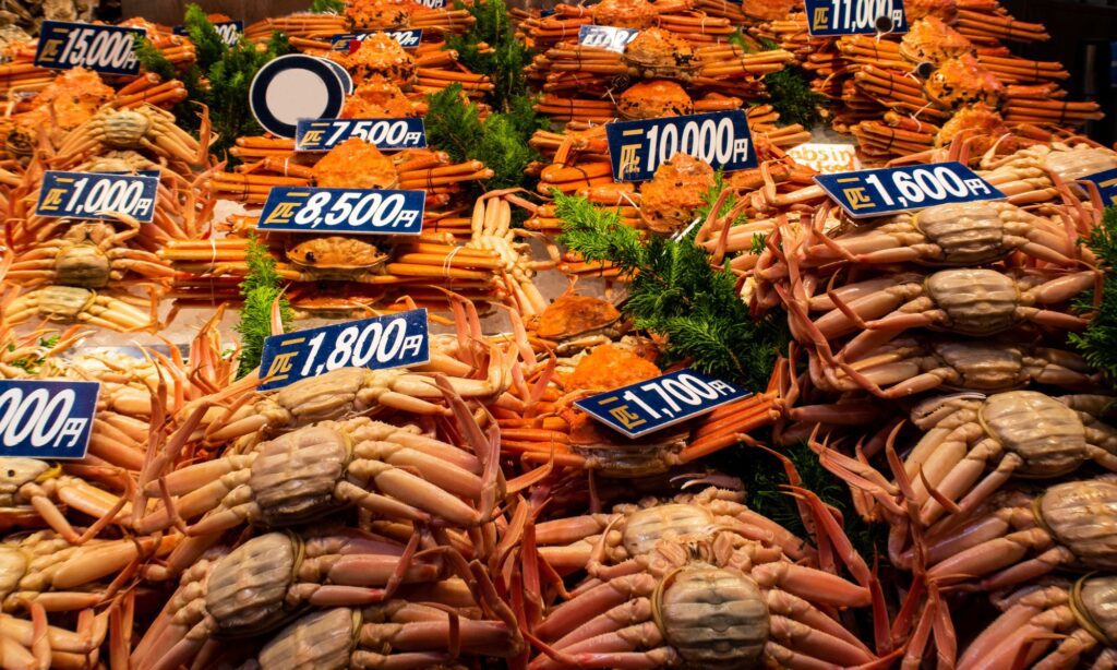 דוכן סרטנים בשוק אומיצ'ו בעיר קנזאווה יפן